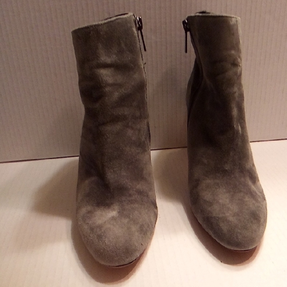 VINCE CAMUTO Women's Suede Ankle Boots - Gray THE BOOT ARE PEELED SOME INSIDE - Picture 1 of 9